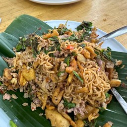 มาม่าผัดกระเพราหมูสับกากหมู