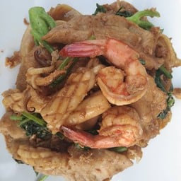 ผัดซีอิ๊วรวมมิตรคะน้าไทย