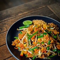 ผัดไทยเห็ดหอมหมูหมัก