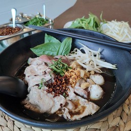 ก๋วยเตี๋ยวน้ำตกหมูครบจบฟิน (หมูสไลด์ หมูตุ๋น ตับ ลูกชิ้น)