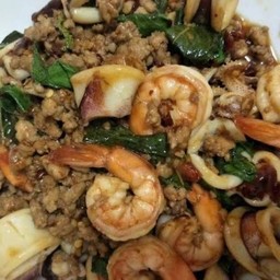 ผัดกระเพารวมกับข้าว