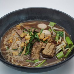 ก๋วยเตี๋ยวน้ำตกหมูตุ๋น(หมูตุ๋น ตับ ลูกชิ้น)