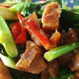 คะน้าหมูกรอบกับข้าว