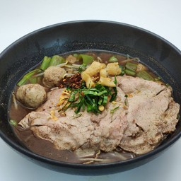 ก๋วยเตี๋ยวน้ำตกเนื้อสด (เนื้อใบพาย ลูกชิ้น)