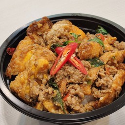 ข้าวกะเพราหมุสับไข่กรอบ