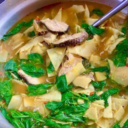 แกงหน่อไม้ส้มใส่ ปลาดุก  ช่อน นิล