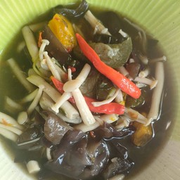 แกงเห็ดรวมใส่น้ำย่านาง