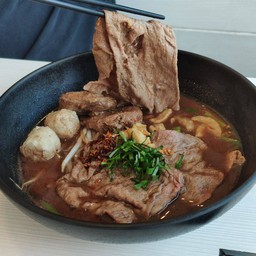 ก๋วยเตี๋ยวน้ำตกเนื้อวากิวครบจบฟิน (เนื้อวากิว เนื้อตุ๋น ลูกชิ้น)