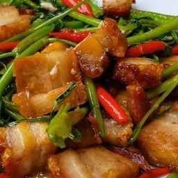 ผัดผักบุ้งหมูกรอบกับข้าว