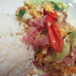 แหนมผัดไข่ราดข้าว