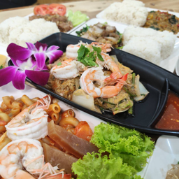 เซ็ต 4   (1)  ต้มยำไก่น้ำใส 1  (2) ไข่เจียวหมูสับเป็นกับข้าว 1  (3)  ข้าวเปล่า 2  (4) เป็ปซี่ 2