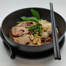 ก๋วยเตี๋ยวน้ำตกเนื้อวากิวสไลด์ (เนื้อวากิว ลูกชิ้น)