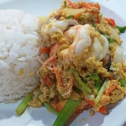 ทะเลผัดผงกระหรี่ราดข้าว