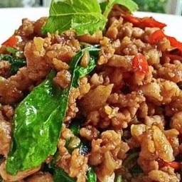 กระเพาหมูสับกับข้าว