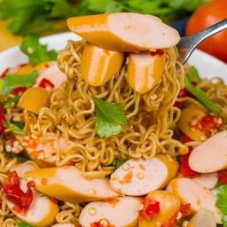 ยำมาม่าไส้กรอก