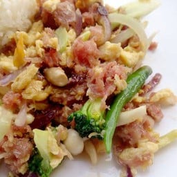 แหนมผัดไข่ราดข้าว