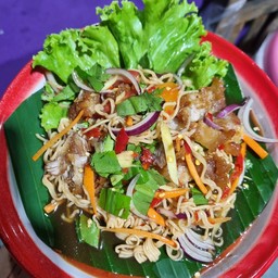 ยำมาม่าหมูกรอบ