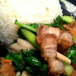 ข้าวคะน้าหมูกรอบ