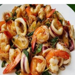 ผัดกระเพาทะเลกับข้าว