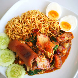 กระเพรา 3 สหาย ขาหมู แดง กรอบ + ไข่ครึ่งฟอง