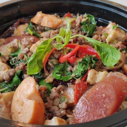 ข้าวกะเพราหมูครบจบฟิน(หมูสับ เบคอน กุนเชียง หมูยอ )