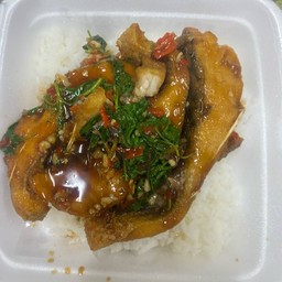 กระเพราปลานิลราดข้าว