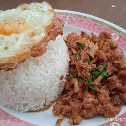 ข้าวราดกระเพราแหนมหน่อไม้ดอง