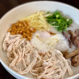 โจ๊กเครื่องใน ไก่ฉีก ใส่ไข่