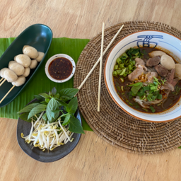 ก๋วยเตี๋ยวเรือ + ลูกชิ้นหมูย่าง 2 ไม้