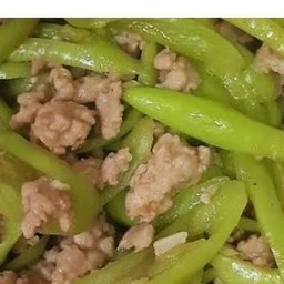 ข้าวผัดพริกออ่นหมูสับฟรีไข่ดาว