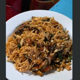 มาม่าพัดกะเพราขาหมูตุ๋น