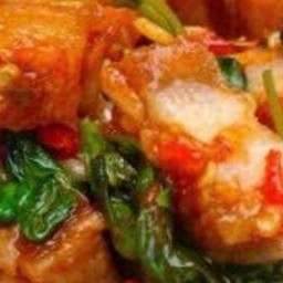 ผัดใบโหระพาหมูกรอบราดข้าว เสิร์ฟพร้อมกับน้ำซุป