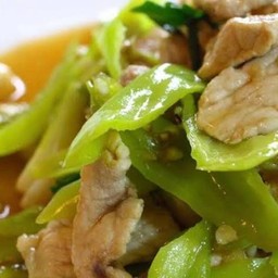 ข้าวผัดพริกออ่นหมูชิ้นฟรีไข่ดาว