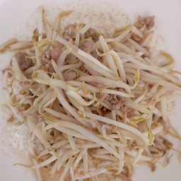 ผัดถั่วงอกหมูสับราดข้าว