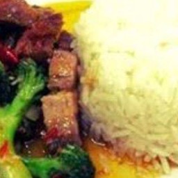 ผัดบล็อคโคลี่หมูกรอบ เสิร์ฟพร้อมข้าวหอมมะลิ ฟรีน้ำซุป