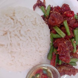 หมูกรอบผัดพริกแกงราดข้าว