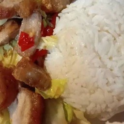 ผัดกะหล่ำปลีหมูกรอบ เสิร์ฟพร้อมข้าวหอมมะลิ ฟรีน้ำซุป