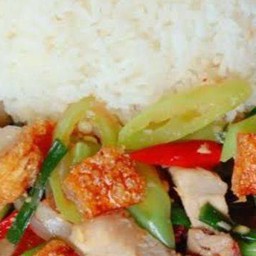 ผัดพริกหยวกหมูกรอบ เสิร์ฟพร้อมข้าวหอมมะลิ ฟรีน้ำซุป