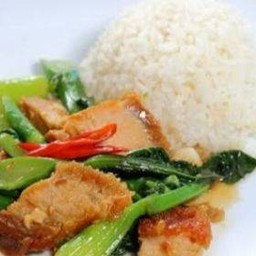ผัดคะน้าหมูกรอบ เสิร์ฟพร้อมข้าวหอมมะลิ ฟรีน้ำซุป