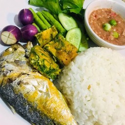 ข้าว น้ำพริกกะปิ ปลาทูทอด ไข่ชะอม