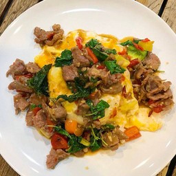 ข้าวไข่ข้นกระเพราหมูแดด