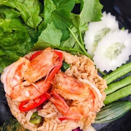 ข้าวผัดน้ำพริกกะปิ กุ้งสด ผักสด ไข่ชะอม