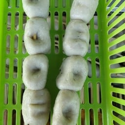 ยายน้อง ลูกชิ้นทอด ตลาดสานฝันแก่งเลิงจาน