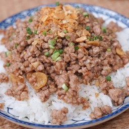 หมูสับทอดกระเทียม ราดข้าว