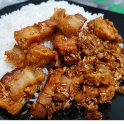 หมูกรอบทอดกะเทียม ราดข้าว