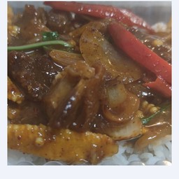 ข้าวผัดพริกแกงขาหมู