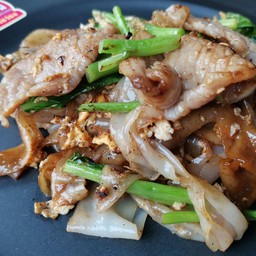 ใหญ่ผัดซีอิ๊วหมูน้อยคือหมู1ชิ้นเพิ่มผัก