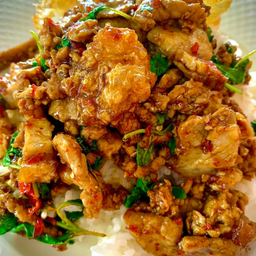 กะเพราหมูกรอบ+หมูสับ ราดข้าว