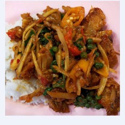 ข้าวผัดเผ็ดหมูชิ้น