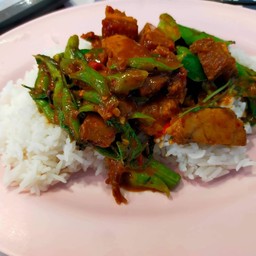 ข้าวผัดพริกแกงหมูกรอบ